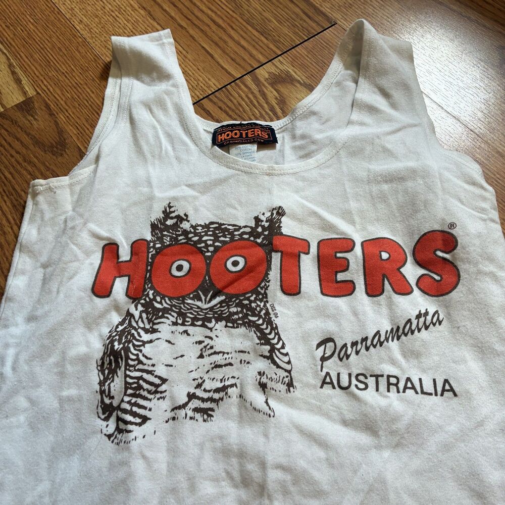 Hooters Parramatta Australia Tank Top S Collector Restaurant Graphic Tee Owl - Picture 3 of 6